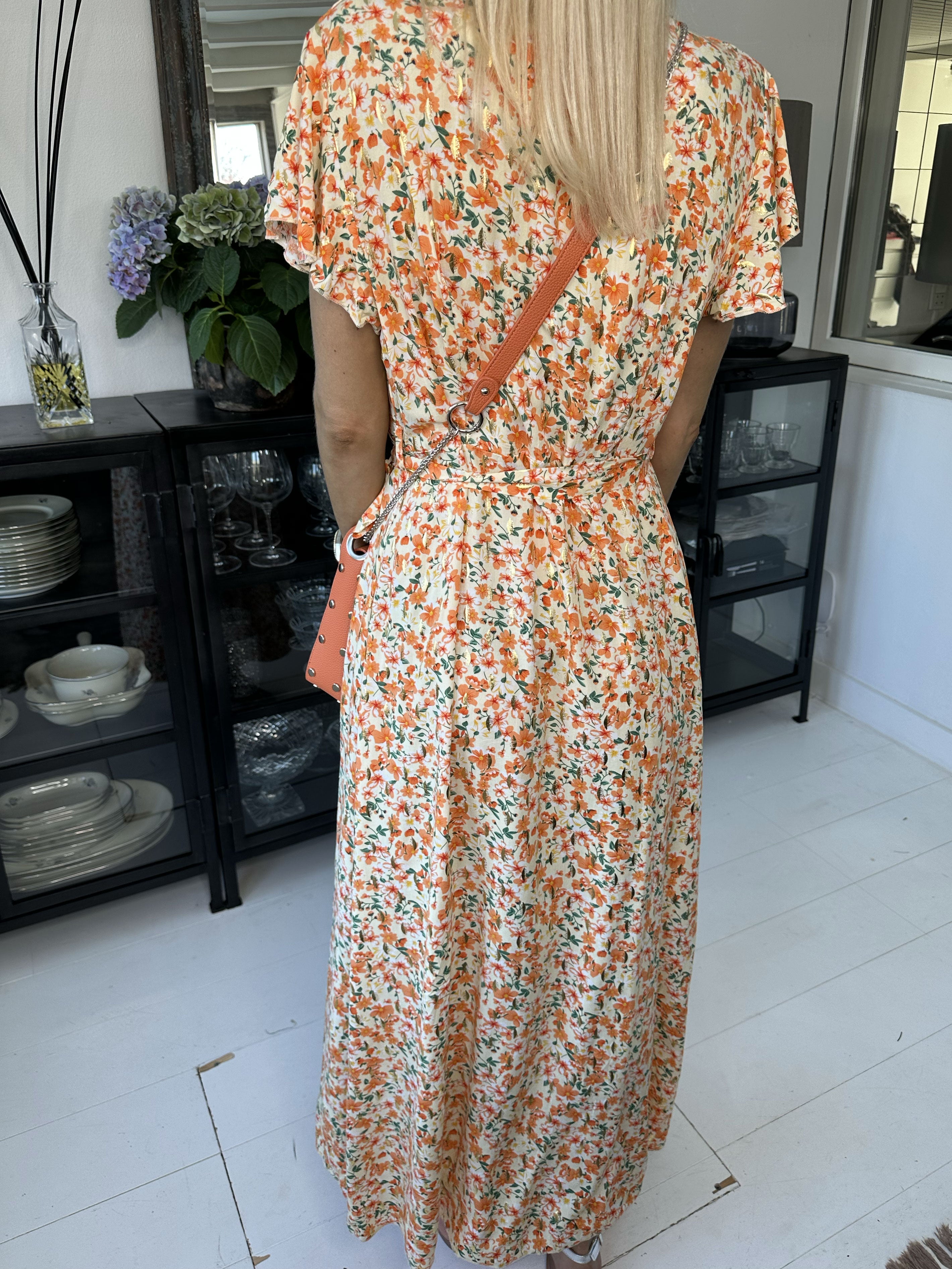 Diora - Blomstret kjole med knapper og bindebånd